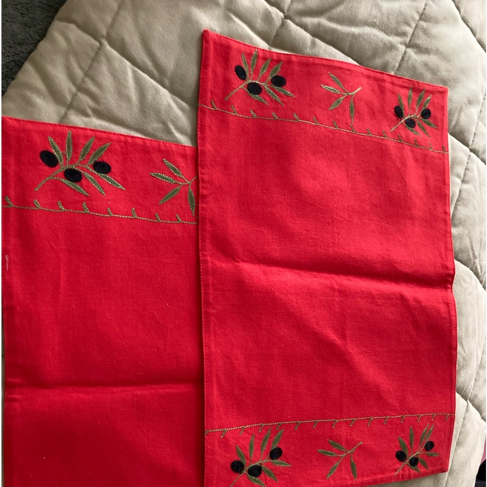 NWT tomato, orangey, red, placemats with black olives, and a green leaf vine